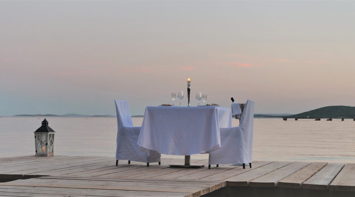 DIEHOLIDAYBUCHT-Candlelight-Dinner